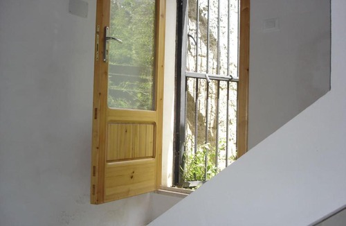 Scicli House | Une maison accrochée au rocher.
