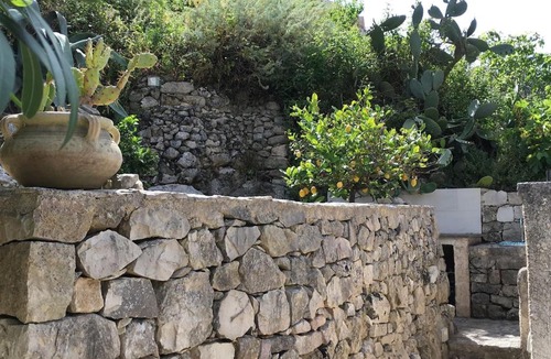 Scicli House | Une maison accrochée au rocher.