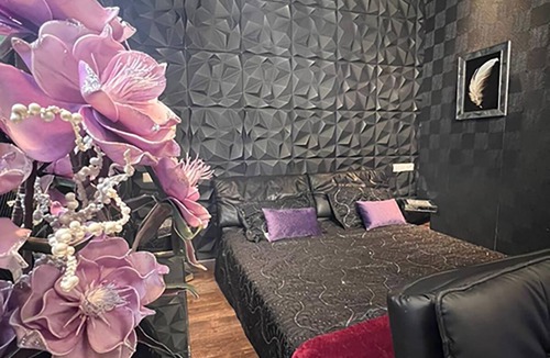 Neubau Hotel | Urban Suite With Jaccuzzi on Shopping Street