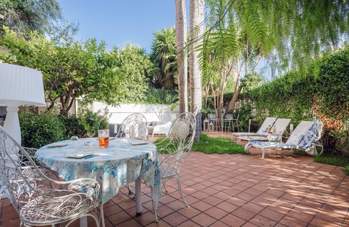 Mondello House | Vacation Home "Appartamento Villa Degli Ulivi" with Private Garden & Wi-Fi