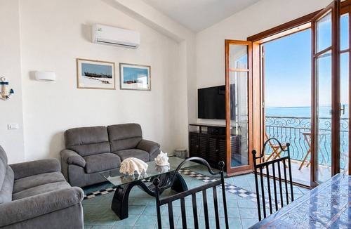 Scilla Apartment | Vacation home facing the sea in Scylla