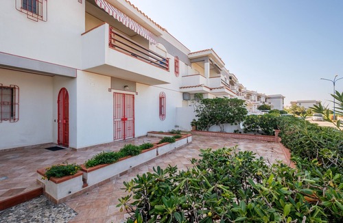 Rometta Marea House | Vacation Home "La Casa di Giò" with Private Terrace, Shared Garden & Tennis Court