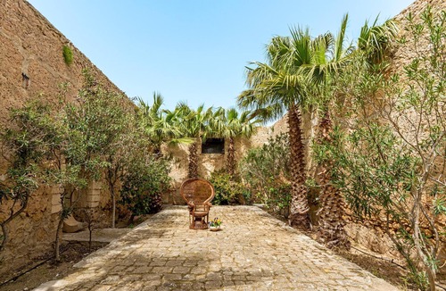 Vittoria House | Vacation Home "The Holiday and Art Seahorse House" with Mountain View, Private Pool & Wi-Fi
