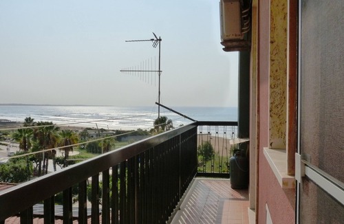 Pozzallo Apartment | Very bright beachfront apartment