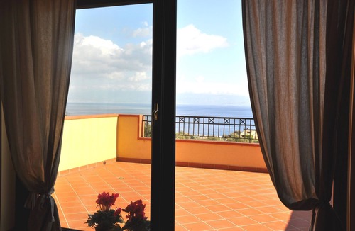 Santa Teresa di Riva Villa | Villa Gemma di mare, near Savoca.