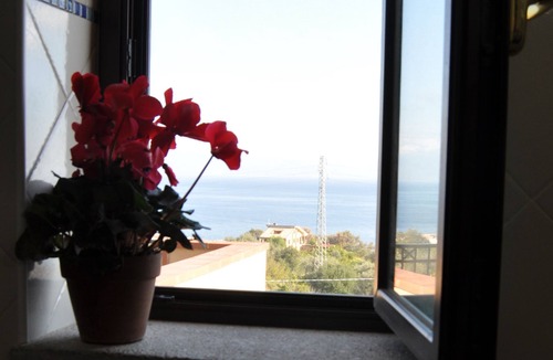 Santa Teresa di Riva Villa | Villa Gemma di mare, near Savoca.