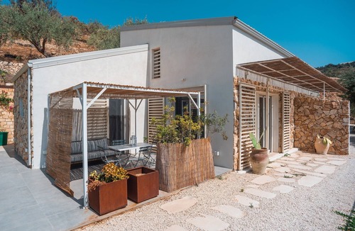 Avola Villa | Villa Azalo 6 bedrooms, 12 Adults, private pool by Azalo Country Homes
