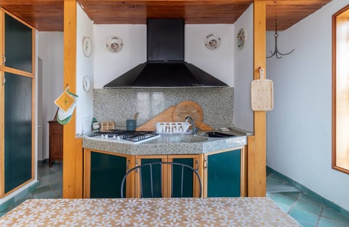 Isola Villa | Villa 'Bianca Tra Isola E Plemmirio' with Sea View, Shared Pool and Air Conditioning