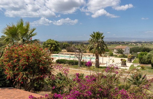 Isola Villa | Villa 'Bianca Tra Isola E Plemmirio' with Sea View, Shared Pool and Air Conditioning