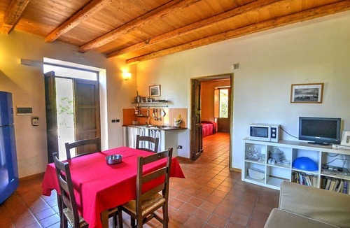 Mirto House | Villa Calesse B: A characteristic and welcoming independent house surrounded by meadows and by green hills, with Free WI-FI.