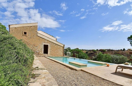 Caltagirone Villa | Villa Caltagira: An elegant and welcoming two-story villa surrounded by a wonderful age-old park, with Free WI-FI.