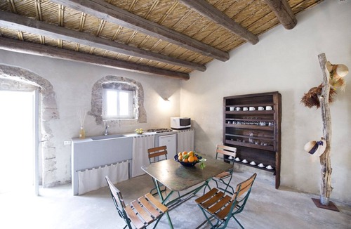 Noto Villa | VILLA CON PISCINA 5X30 E 4 APPARTAMENTI CON GIARDINO TOTALMENTE INDIPENDENTI.