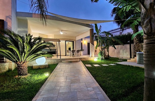 Alcamo Villa | Villa 'Davelia' with Shared Terrace, Wi-Fi and Air Conditioning