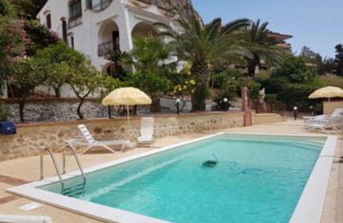 Capo Zafferano Apartment | Villa del Golfo Urio with swimming pool shared by the two apartments
