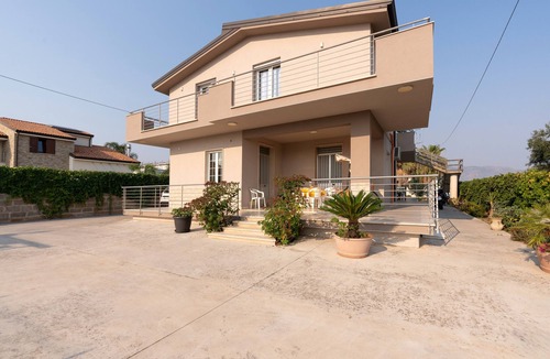 Alcamo Villa | Villa 'Elisir Del Golfo' with sea view, shared garden and Wi-Fi