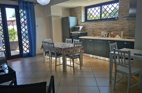 Pennisi Bed & Breakfast | Villa Feluchia B & B between the Sea and the Volcano - family black room