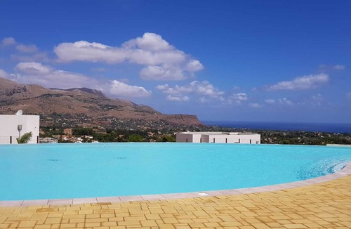 Castellammare del Golfo House | Villa Flores - Giardino degli Allori with shared swimming pool and Jacuzzi