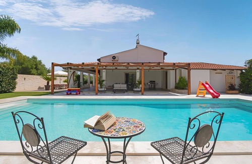 Syracuse Villa | VILLA FRATI - Elegant Accommodation with 4 Bedrooms