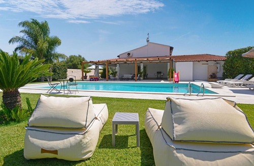 Syracuse Villa | VILLA FRATI - Elegant Accommodation with 4 Bedrooms