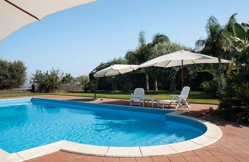 Santa Venerina House | Villa Ginevra depandance swimming pool and wifi and free parking
