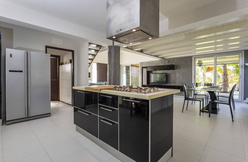 Carlentini Villa | Villa 'Green Garden' with Private Terrace, Wi-Fi and Air Conditioning