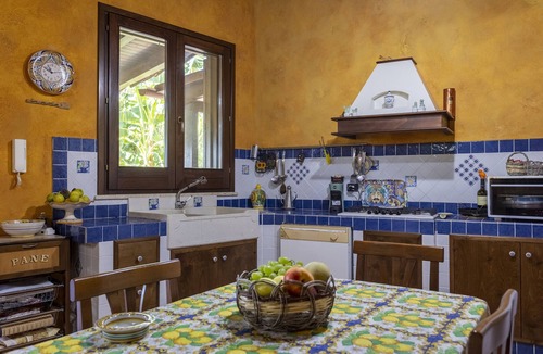 Menfi Villa | Villa 'Il Melograno' with Private Terrace, Jacuzzi, Wi-Fi and Air Conditioning
