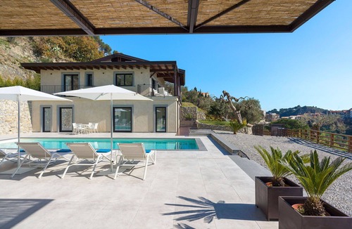 Savoca Villa | Villa in Savoca with 5 bedrooms sleeps 10