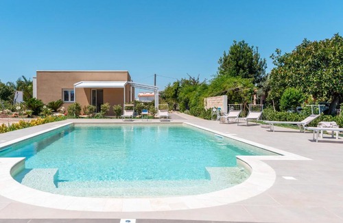 Ognina House | Villa Le Tre Muse, with swimming pool and grill, close to the sea