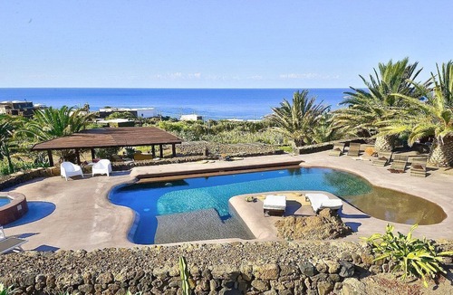 Pantelleria House | Villa Meriggio B: A characteristic dammuso with the fascination of the typical and ancient houses of the island.