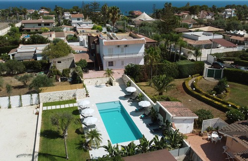 Fontane Bianche Villa | Villa Merilusi Apartments
