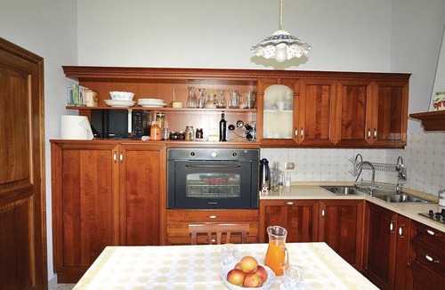 Capodacqua Villa | Villa Ovidia Grande: A three-story age-old farm house surrounded by the greenery, with Free WI-FI.