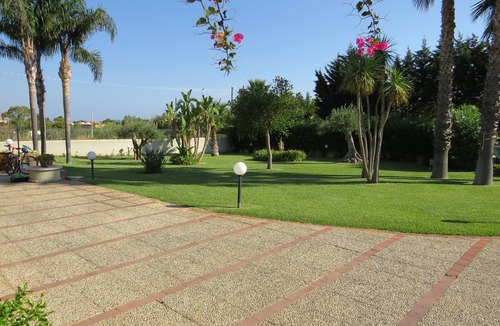 Castellammare del Golfo Villa | Villa Rosada (a delightfully designed contemporary villa) - Last minute July