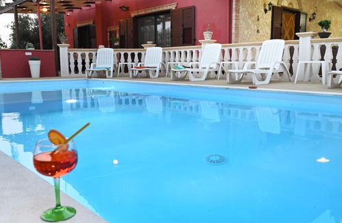 Agrigento Villa | Villa Radiosa fenced pool,air-con,wi-fi,13 pax, toys,BBQ,close to beaches & town