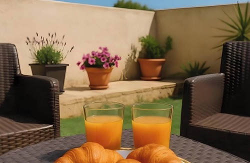Taranto Villa | Villa 'Regina' with Private Garden and Air Conditioning