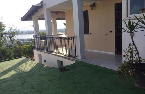 Augusta House | Villa Rosa granatello