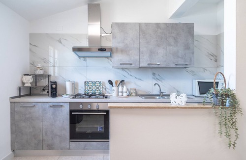 Tiche Apartment | Villa Segesta holiday flat with terrace, WiFi and air conditioning