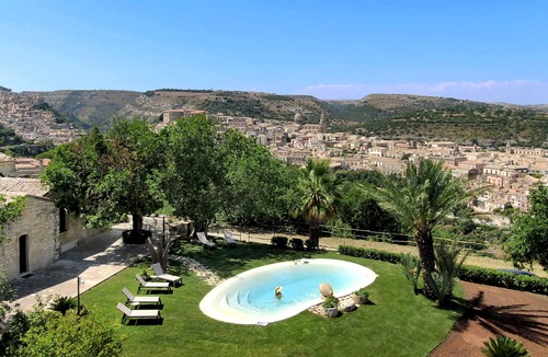Ragusa Villa | Villa Siliqua stands on a scenic hill surrounded by nature.