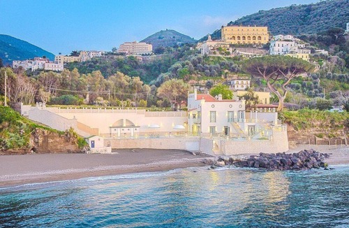 Vico Equense Villa | Villa Sirenea: A splendid and luminous three-story villa located right on the beach, with Free WI-FI.
