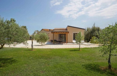 Noto Marina Villa | Villa Sugarcane 4-6 - Two Bedroom Villa, Sleeps 6
