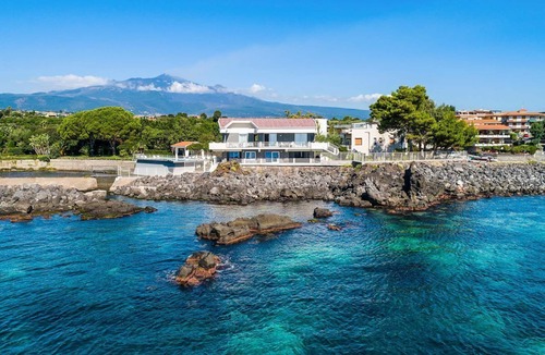 Stazzo Villa | Villa Sul Mare - Eight Bedroom Villa, Sleeps 16