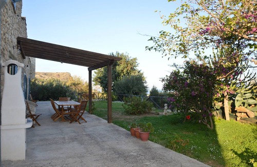 Castellammare del Golfo Villa | Villa Tosca, typical stone farmhouse.