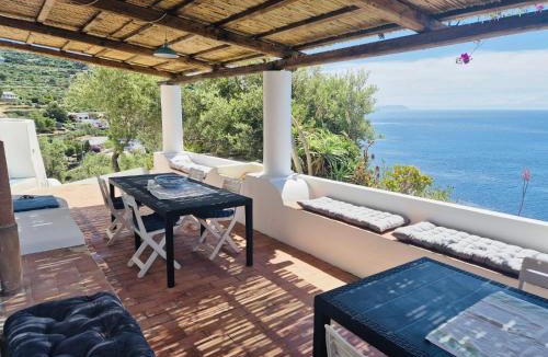 Pecorini A Mare Villa | Villa Vista Mare a Filicudi