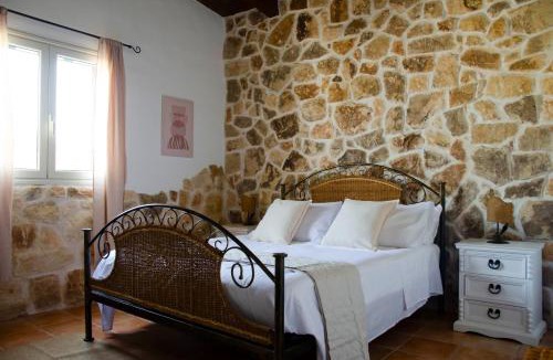 Santa Maria del Focallo Villa | Villa with Private Pool & Garden 10 min walk to the Beach