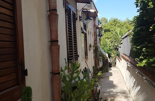 Capaci Villa | Villa with a veranda and outdoor shower by the sea and cultural sites