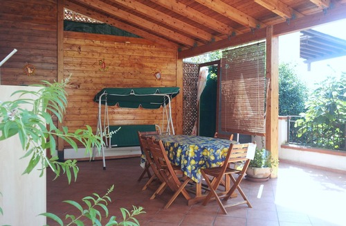 Capaci Villa | Villa with a veranda and outdoor shower by the sea and cultural sites
