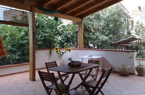 Capaci Villa | Villa with a veranda and outdoor shower by the sea and cultural sites