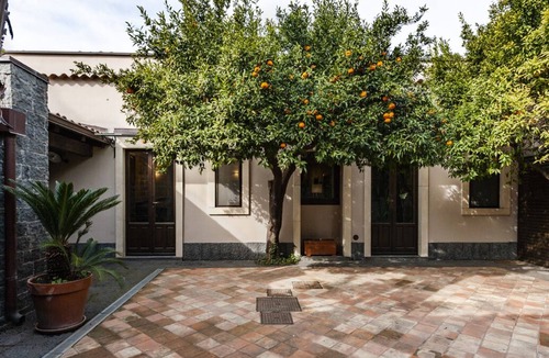 Trecastagni Villa | Villa with antique charm and modern comfort