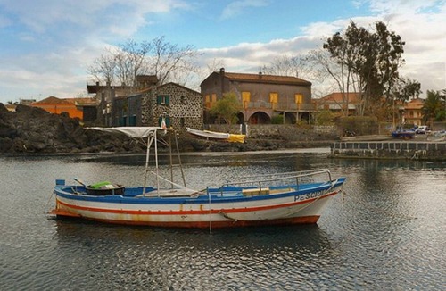 Acireale Villa | Villa with garden in Sicily near the sea.