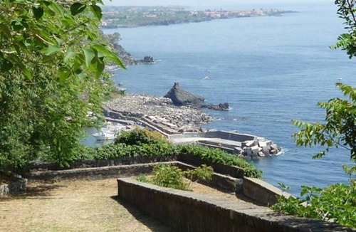 Acireale Villa | Villa with garden in Sicily near the sea.