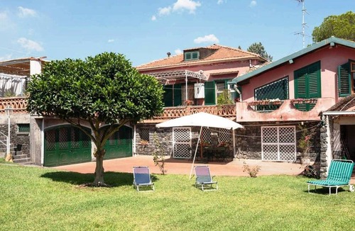 Acireale Villa | Villa with garden in Sicily near the sea.